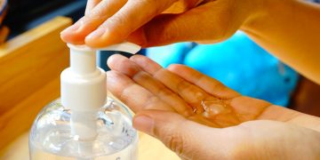 Cum sa faci gel dezinfectant pentru maini, la tine acasa. Iata reteta cu alcool sau cea 100% naturala