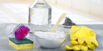 Cum sa folosesti bicarbonatul de sodiu pentru a curata diferite obiecte: incaltari, tigai, cada sau aragazul