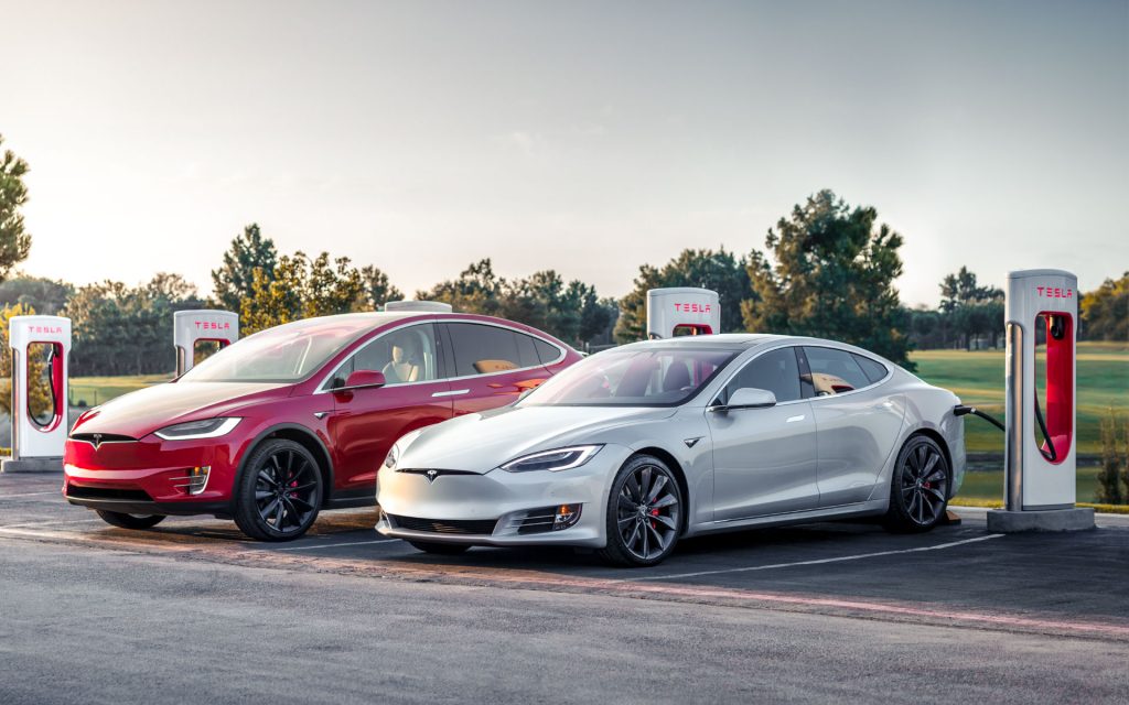 Masini electrice Tesla la incarcat