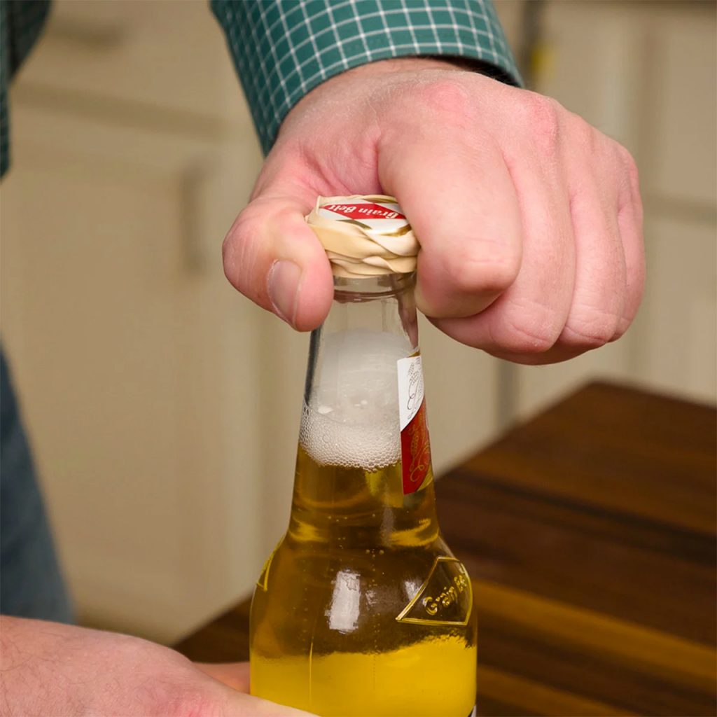 Sticla de bere desfacuta cu elastic cauciuc