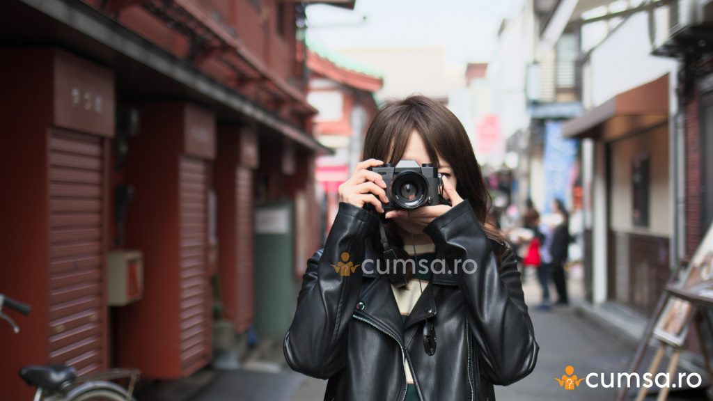 Turist japonez cu aparat de fotografiat