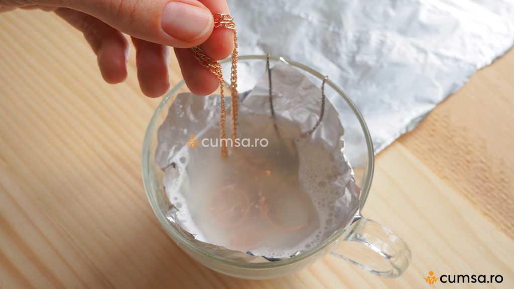 Cum sa cureti bijuteriile de aur cu bicarbonat de sodiu