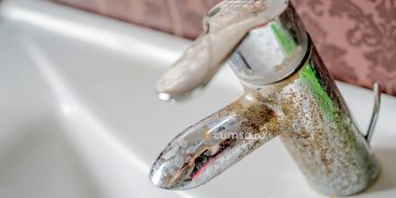 Cum sa cureti petele de rugina de pe un robinet cromat