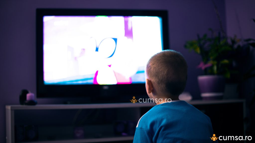 Copil care se uita la televizor