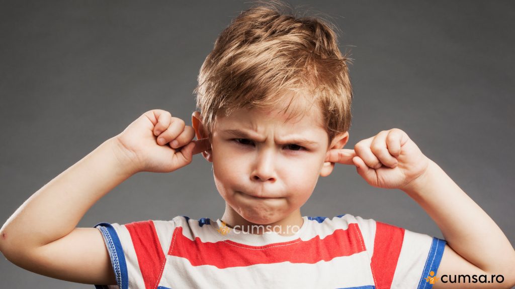 Copil cu urechi infundate