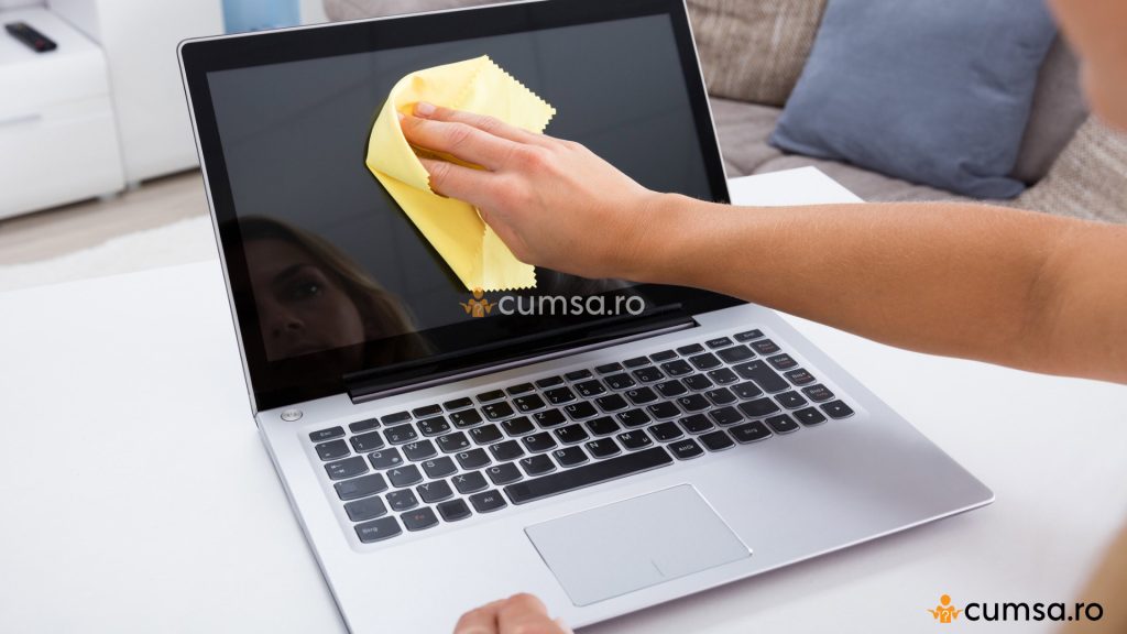 Curatarea ecranului unui laptop