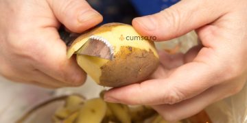 Cum sa cureti rapid cartofii de coaja. Trucul marilor bucatari