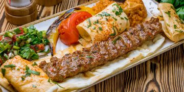 Reteta Adana kebab. Cum sa faci acest preparat turcesc la tine acasa