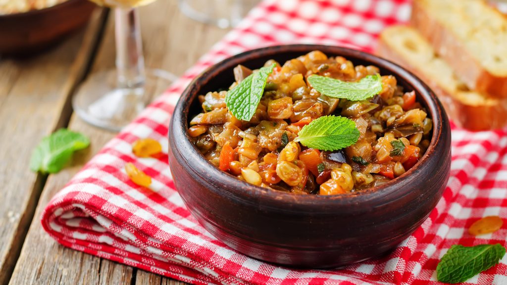 Caponata servita cu frunze de menta