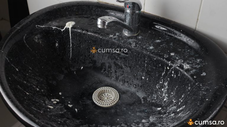 Curatare chiuveta neagra. Cum sa elimini petele de calcar si cele de sapun