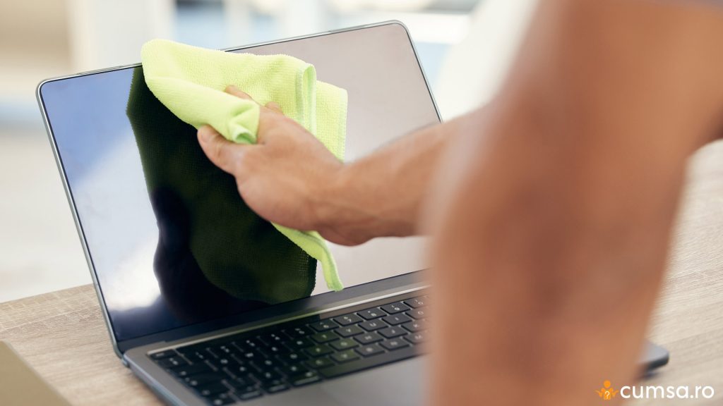 Cu ce se curata laptopul de praf