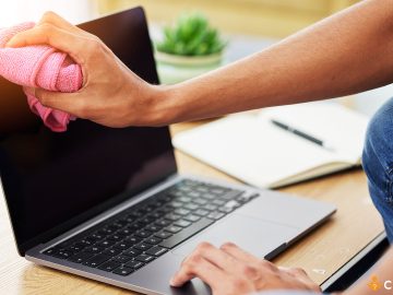 Cu ce se curata laptopul de praf. Cum sa faci asta fara sa il desfaci