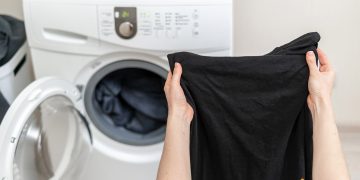 Cum sa previi decolorarea hainelor negre atunci cand le speli