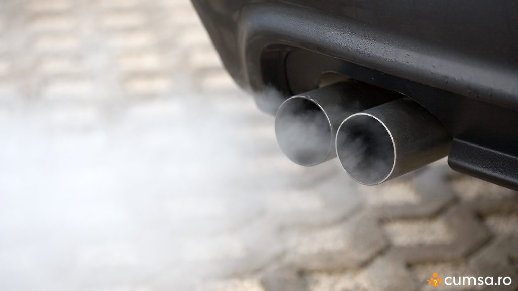 Fum alba la masina pe benzina