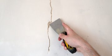 Cu ce se repara crapaturile din pereti. Cum sa faci asta corect si care sunt pasii