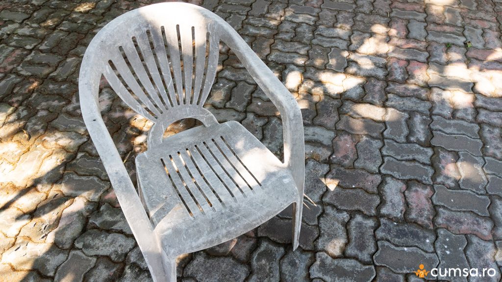 Cum sa cureti un scaun alb de plastic