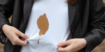 Cum sa cureti petele de sos de soia de pe haine si care sunt solutiile