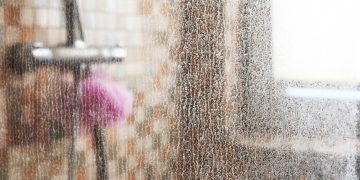 Cum sa previi aparitia calcarului pe geamul de la cabina de dus