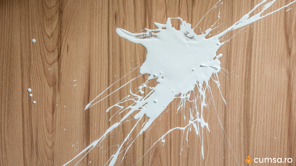 Pata de vopsea pe parchet