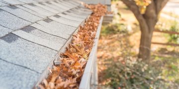 Cand se curata jgheaburile de frunze, toamna sau primavara? Cum sa procedezi in mod corect