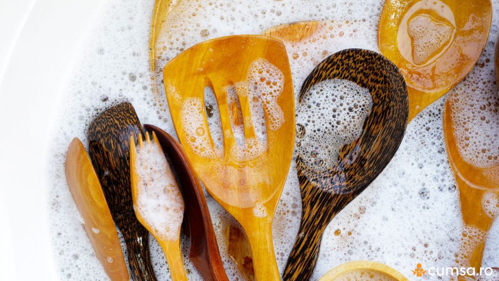 Cum sa dezinfectezi ustensilele de bucatarie facute din lemn