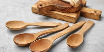 Cum sa dezinfectezi ustensilele de bucatarie facute din lemn si care sunt pasii