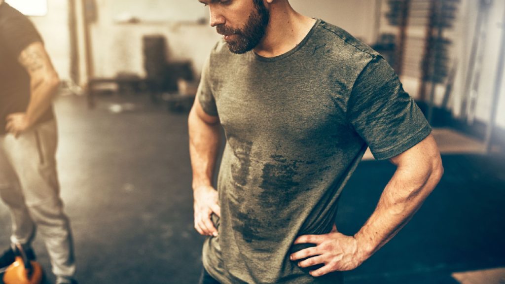 Tricou murdar de transpiratie