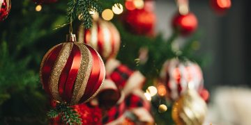 Ce greseli sa eviti cand impodobesti bradul de Craciun si cum sa procedezi corect