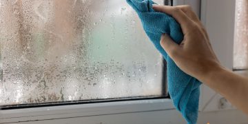 Cum sa previi aparitia condensului pe geamuri in timpul sezonului rece si de ce se intampla asta