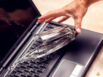 Cum sa procedezi daca ai varsat apa pe laptop si ce greseli sa eviti neaparat