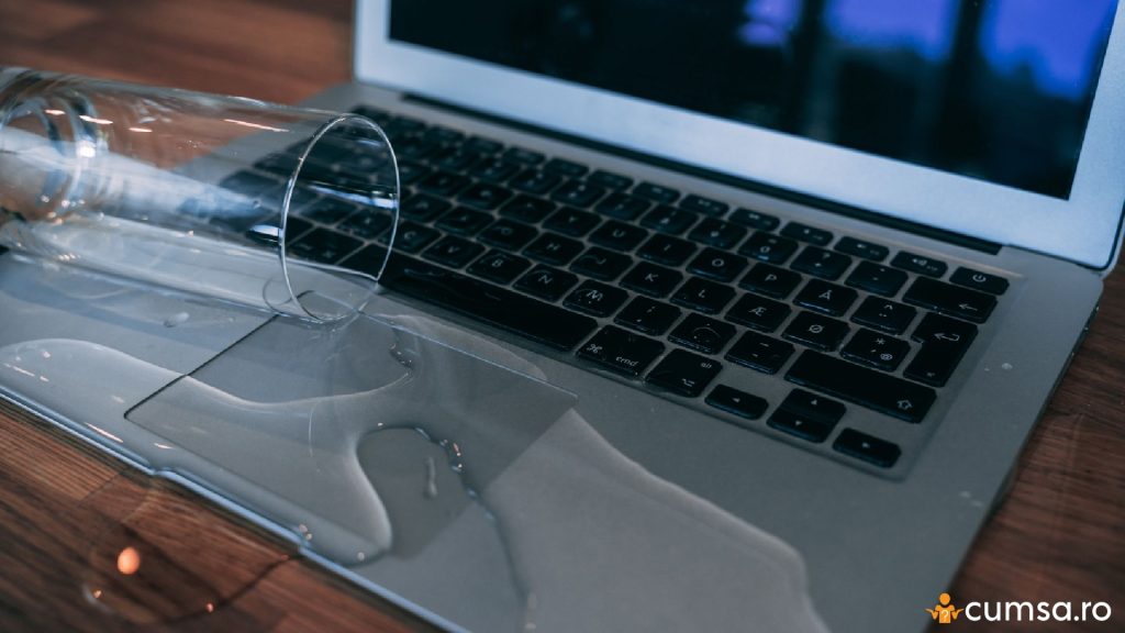 Cum sa procedezi daca ai varsat apa pe laptop