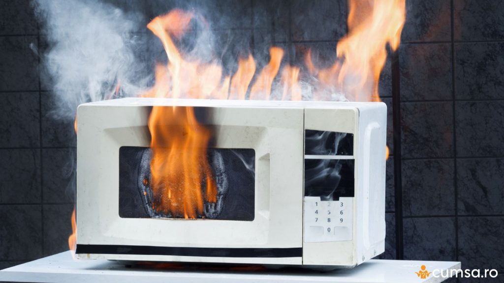 Cuptor cu microunde care arde