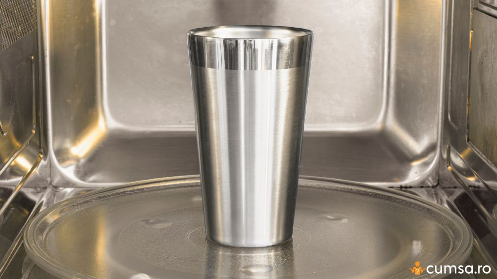 De ce nu trebuie sa pui recipiente de metal in cuptorul cu microunde