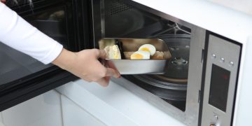 De ce nu trebuie sa pui recipiente de metal in cuptorul cu microunde. Cum sa il folosesti corect