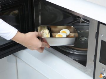 De ce nu trebuie sa pui recipiente de metal in cuptorul cu microunde. Cum sa il folosesti corect