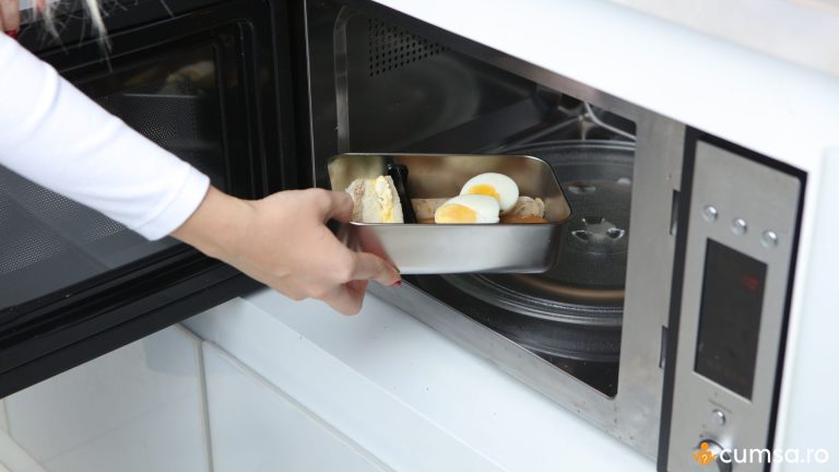 De ce nu trebuie sa pui recipiente de metal in cuptorul cu microunde. Cum sa il folosesti corect