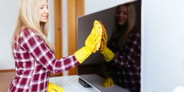 Poti folosi solutia de geamuri pentru curatarea televizorului? Cum sa procedezi corect