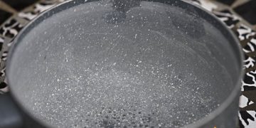 Cu ce se curata calcarul de pe oale. Cum sa faci asta fara sa le deteriorezi
