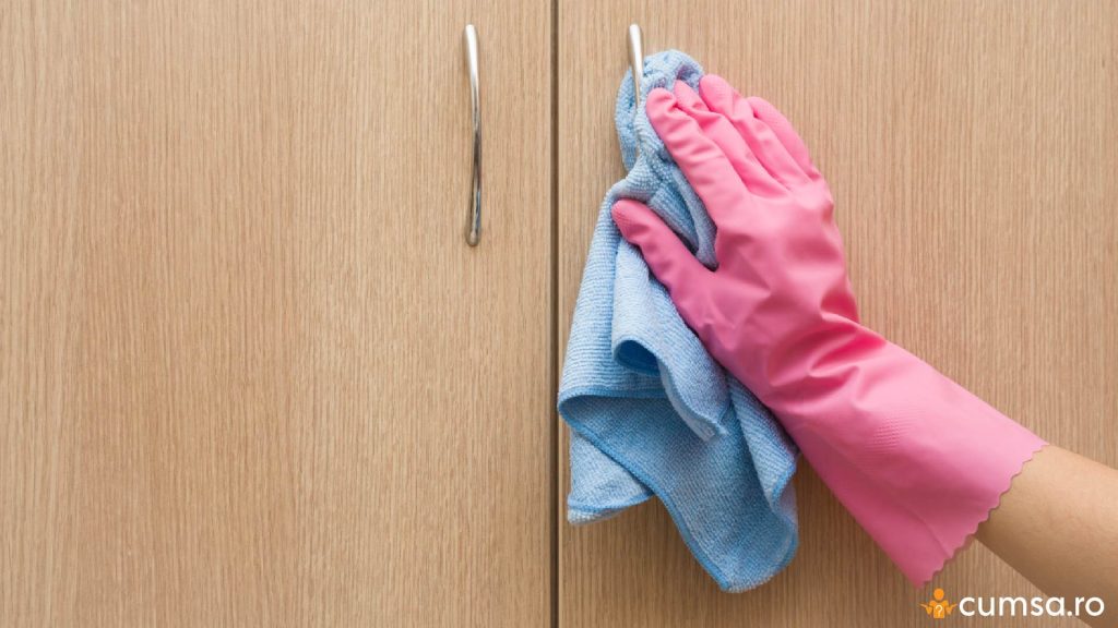 Cum sa cureti dulapurile de lemn din bucatarie