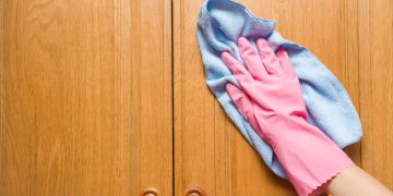 Cum sa cureti dulapurile de lemn din bucatarie in mod corect si ce greseli sa eviti