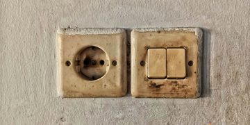 Cum sa cureti intrerupatoarele ingalbenite sau murdare si care sunt pasii