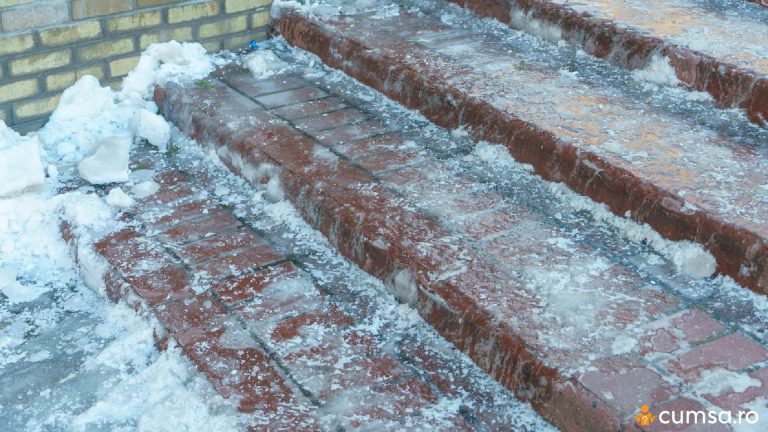 Cum sa scapi de gheata de pe trepte fara sa folosesti sare. Cele mai bune solutii!