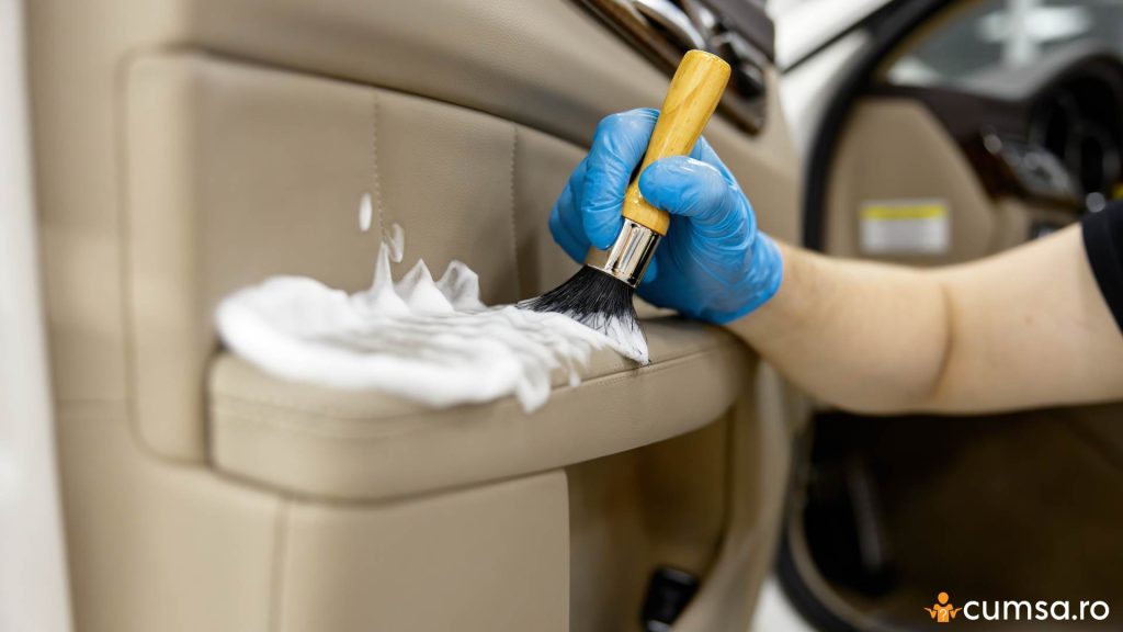 Curatarea usilor cu tapiterie din piele