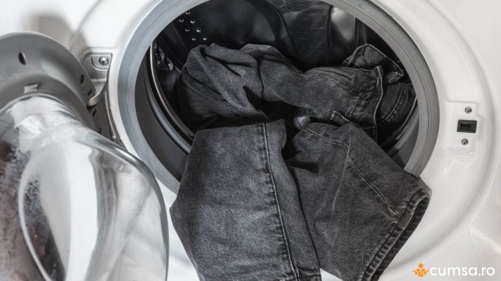 Blugi negri in masina de spalat