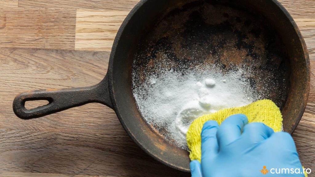 Cum sa cureti o tigaie de fonta fara detergent