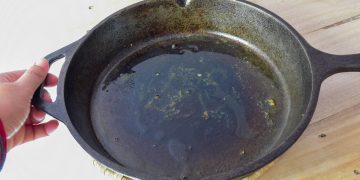 Cum sa cureti o tigaie de fonta fara detergent si cum o protejezi impotriva ruginii