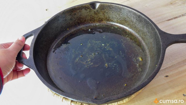 Cum sa cureti o tigaie de fonta fara detergent si cum o protejezi impotriva ruginii