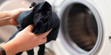 Cum sa speli hainele negre in mod corect pentru a nu se decolora