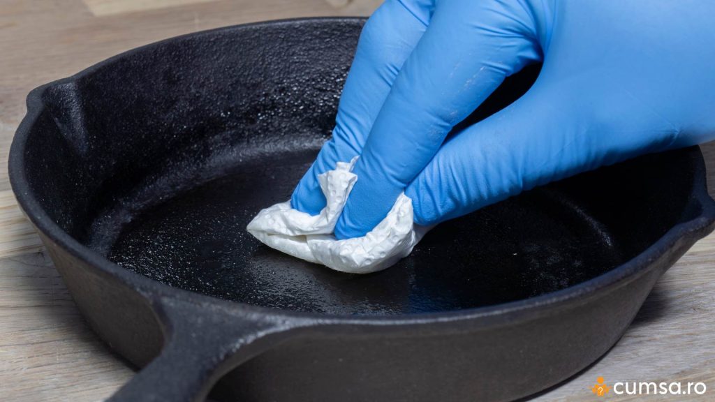 Tigaie de fonta unsa cu ulei