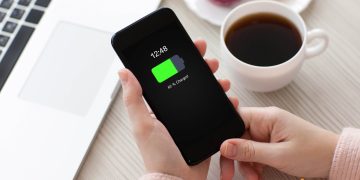 Cand se incarca telefonul, pentru ca bateria sa tina cat mai mult